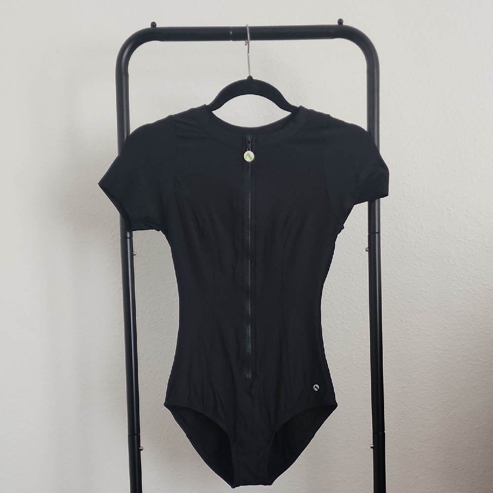 Next Pipeline Curl Nordstrom Black Zip-Up Bodysuit. NEVER USED. Size S.